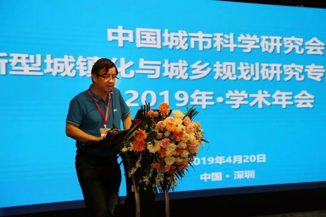 朱旭辉总经理随后专委会主任委员朱介鸣教授为增补委员杨上广(华东