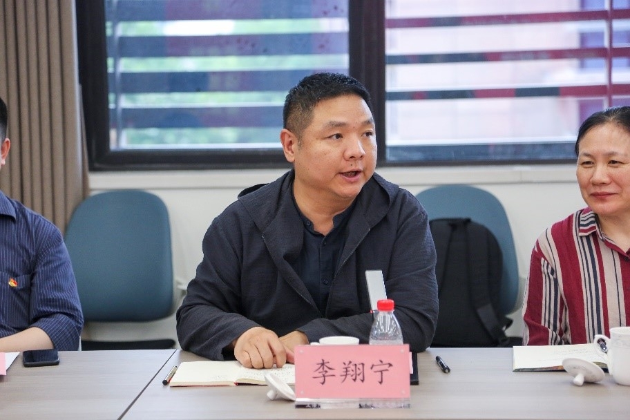 最后,覃文忠总结说,今天参加读书班学习,收获很大.